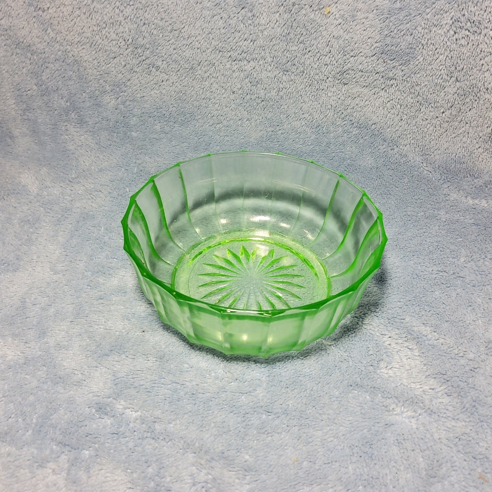 Vintage Green Uranium Glass Bowl Starburst Bottom Scalloped Edge Depression Glas